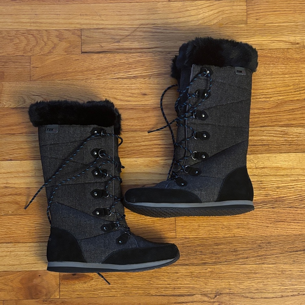 LL Bean Women's Black and gray Carrabassett boots